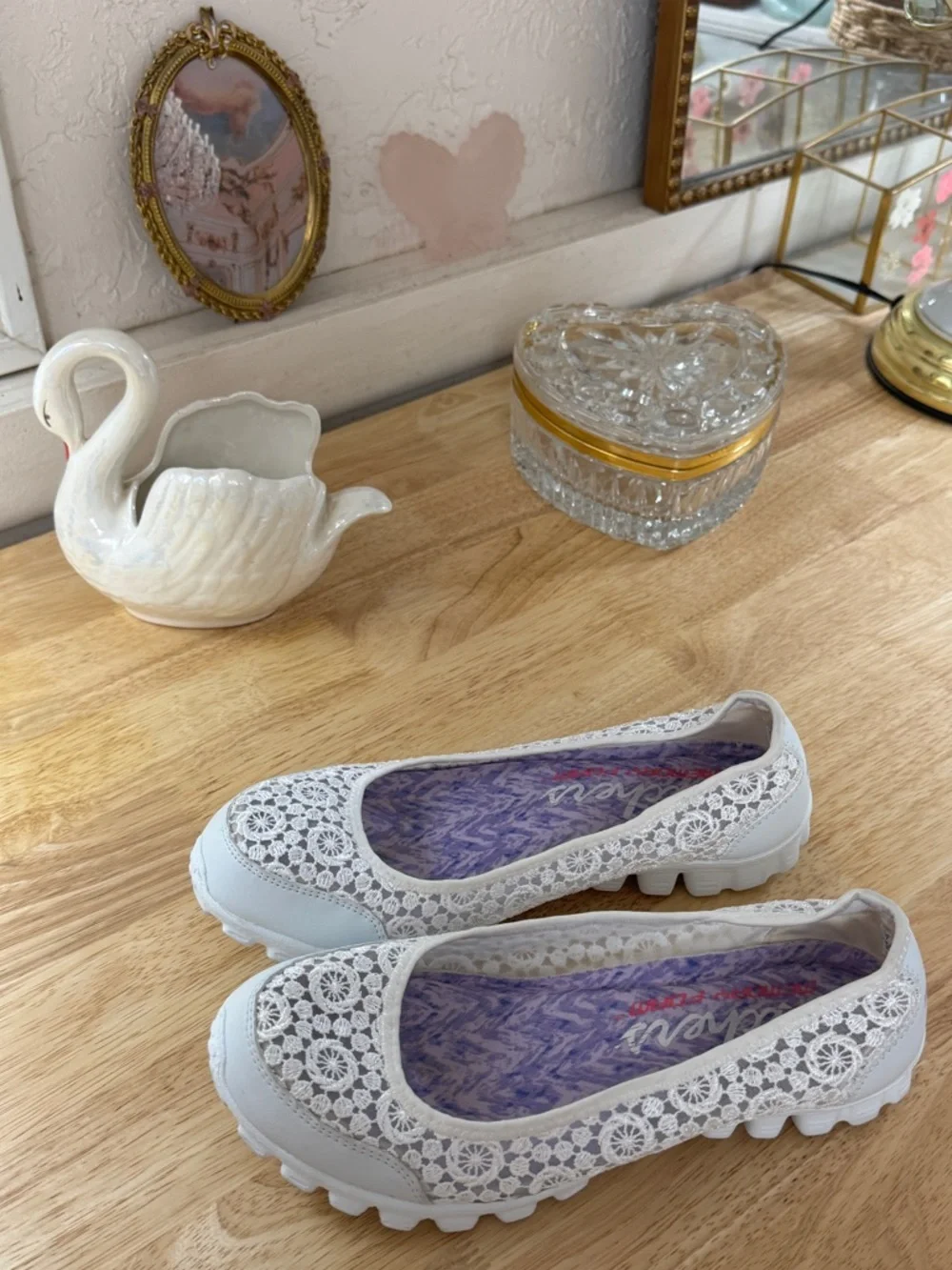 Whimsical Fairy Skechers White Leather Crochet Slip-On Comfort Flats Size 7